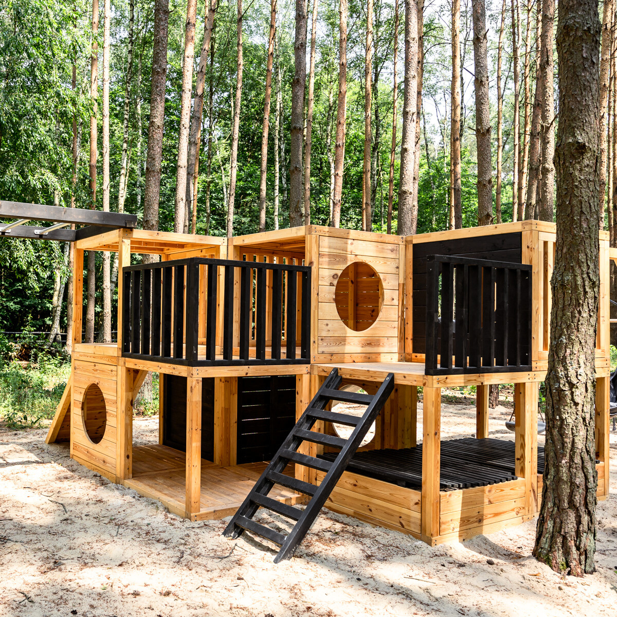 modułowy plac zabaw w lesie